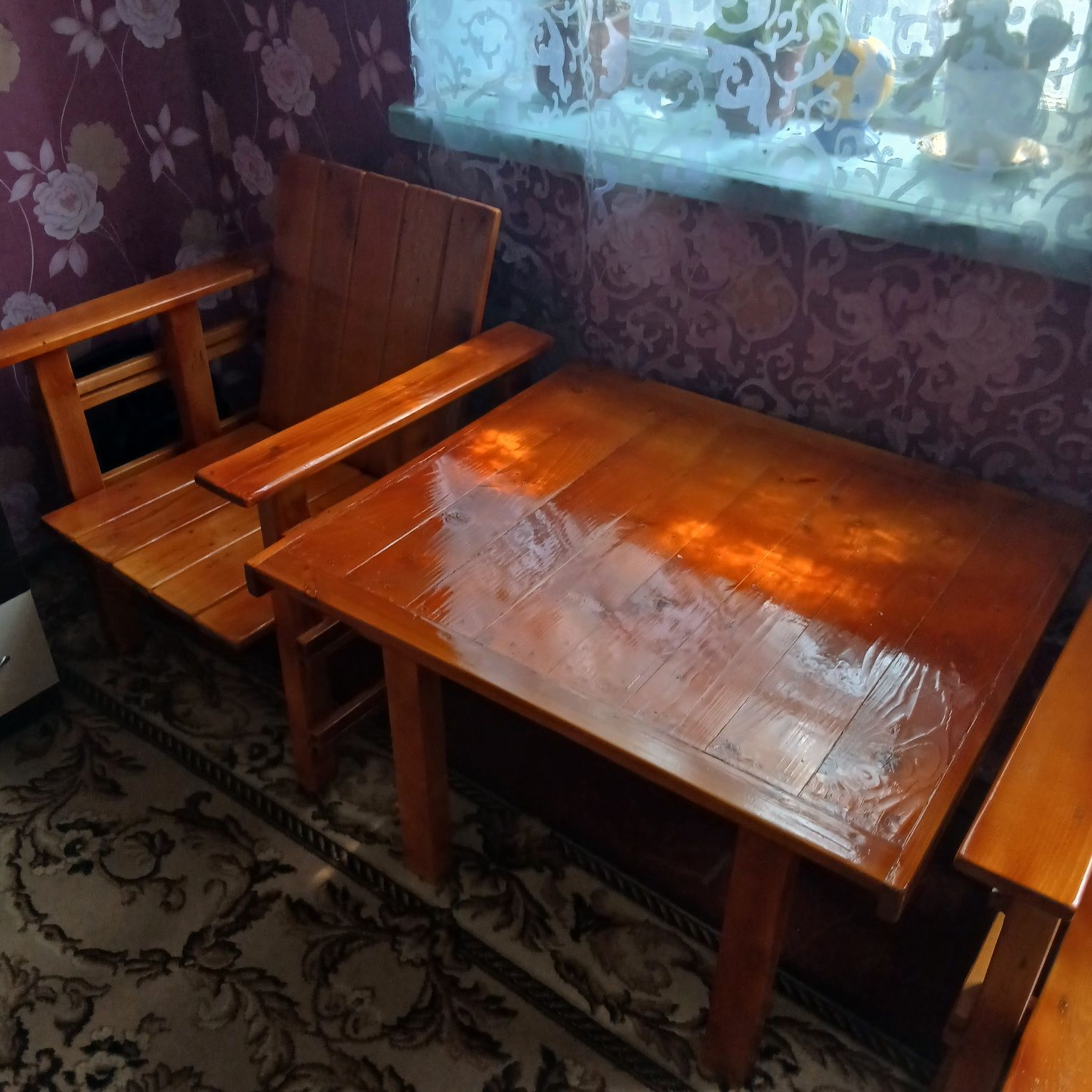 Стулья и столы ручной работы