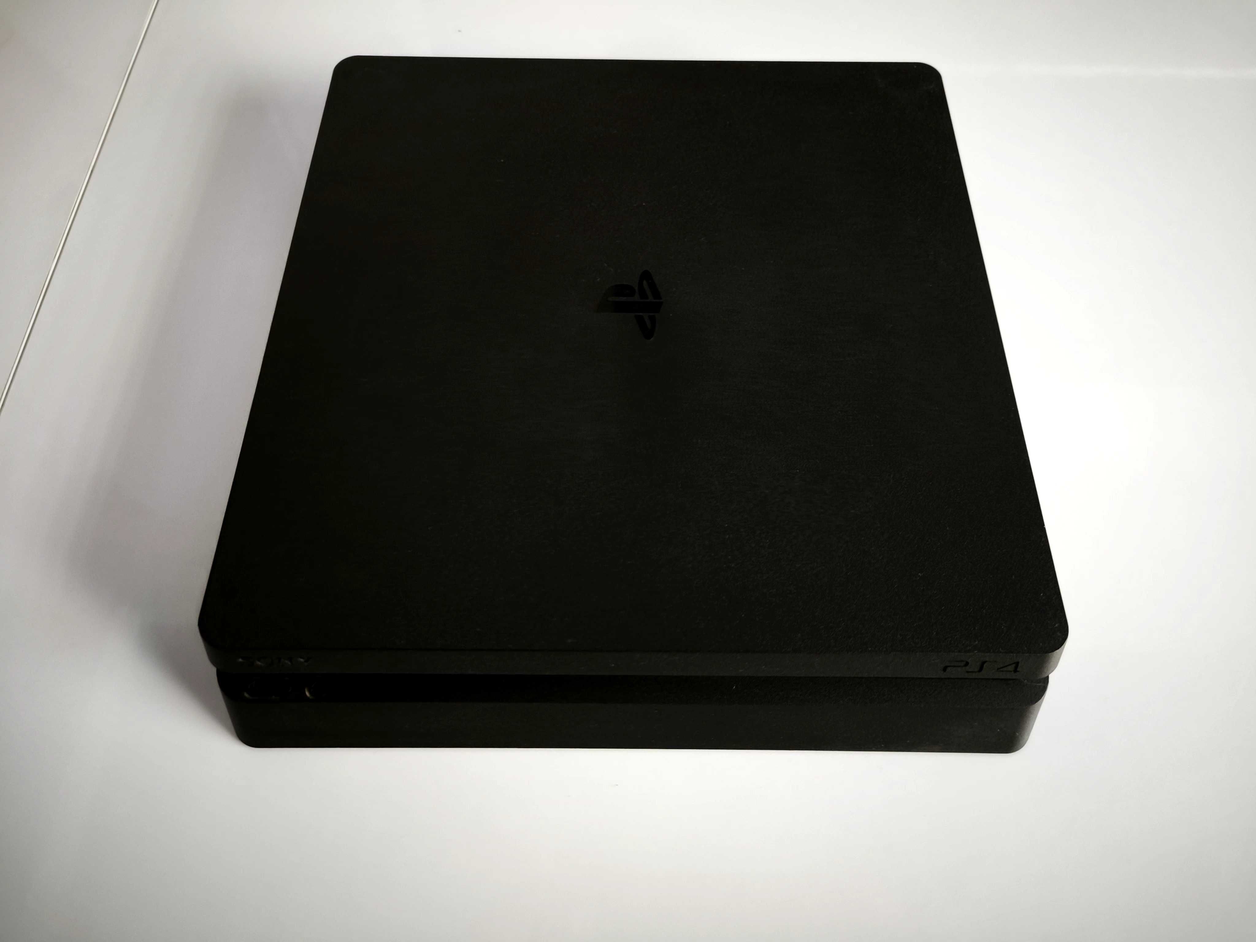 PlayStation 4 slim + 3 gry
