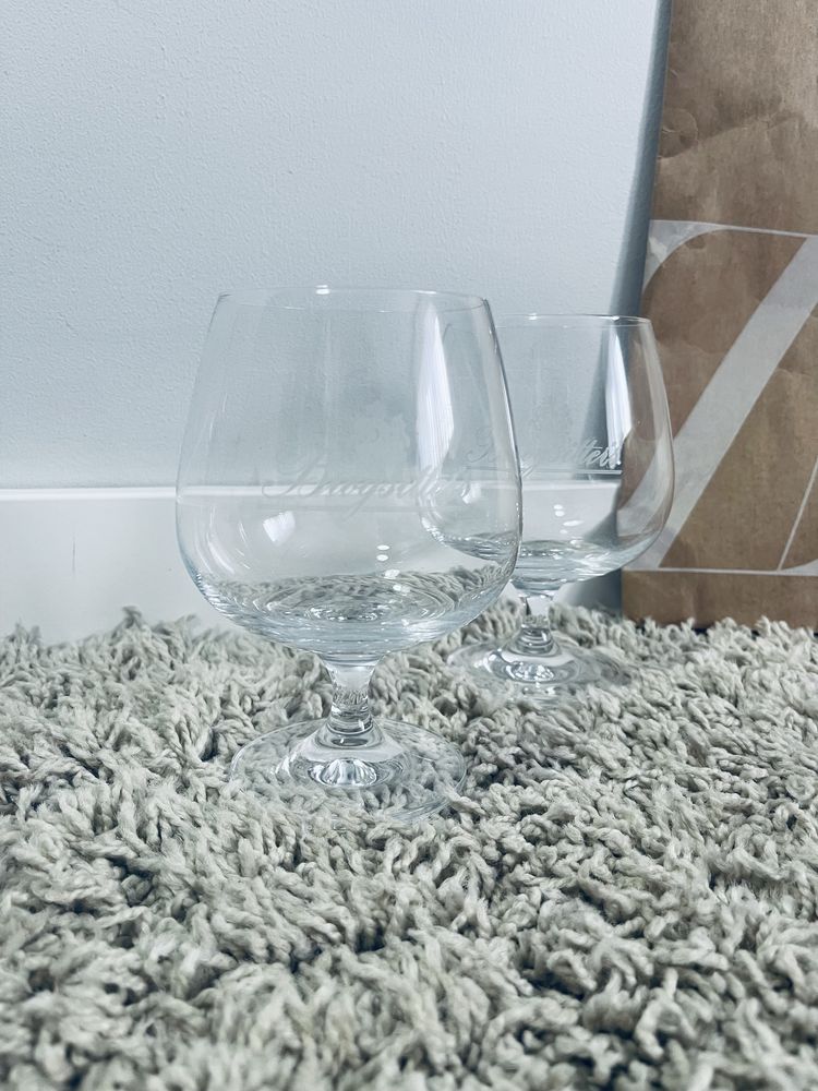 Zestaw dwoch pucharkow kieliszki szklane na nozce na wino