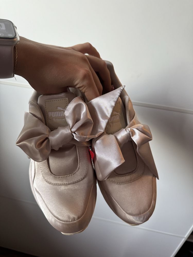 Bezowe kremowy buty fenty puma by rihanna satynowe sneakersy