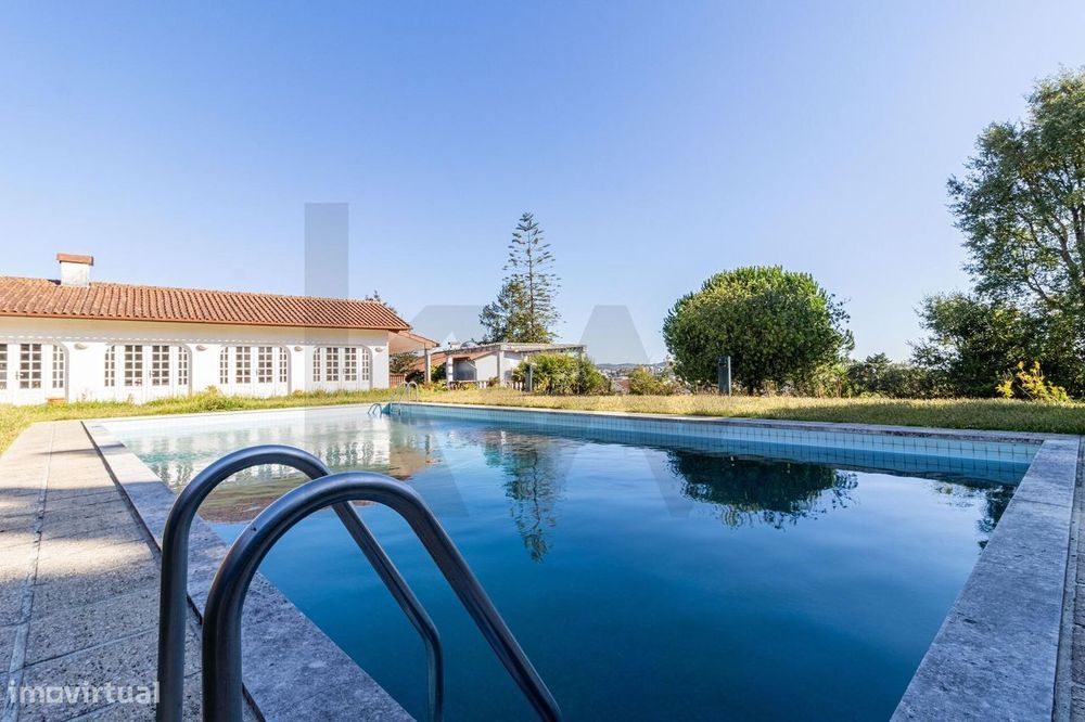 Moradia com Piscina e anexos