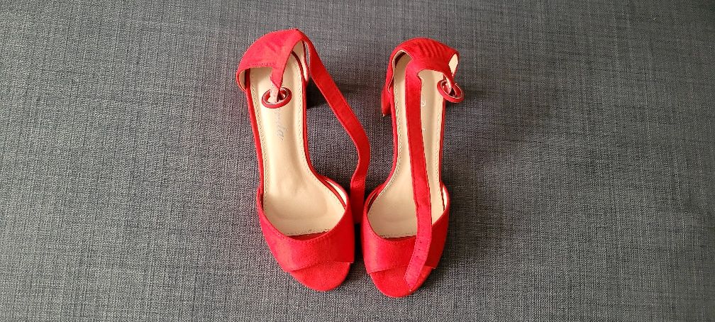 Buty z odkrytymi palcami na obcasie rozmiar 38