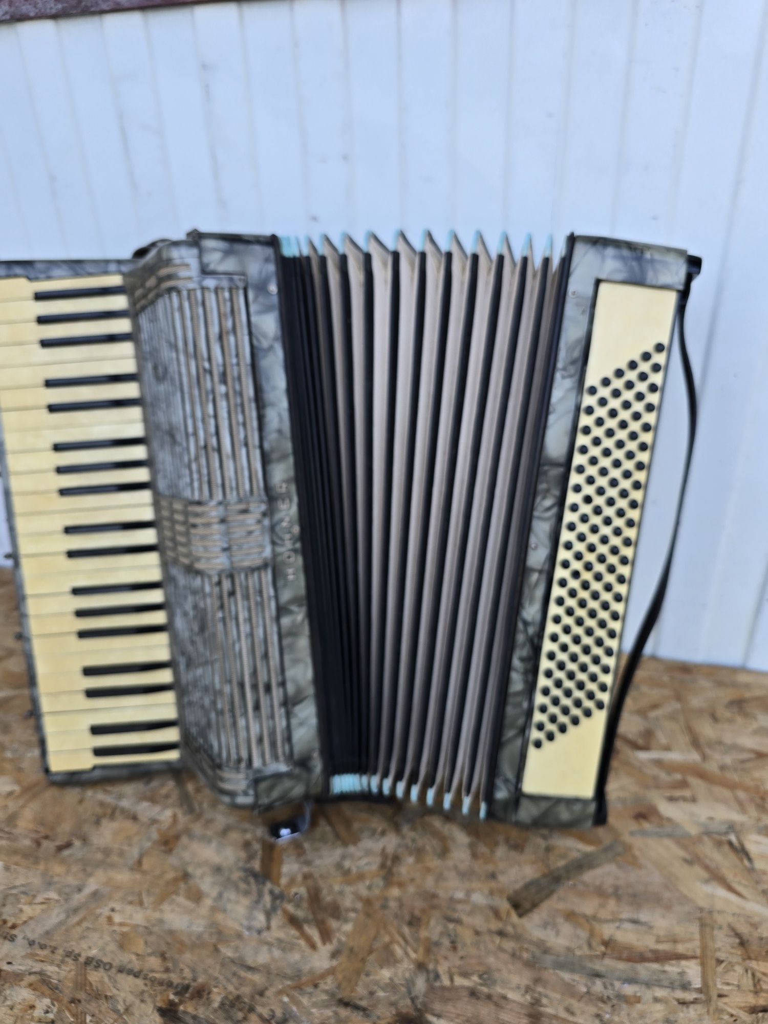 Akordeon Hohner 120 basów.