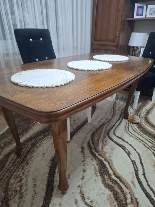 Drewniany stół lakierowany