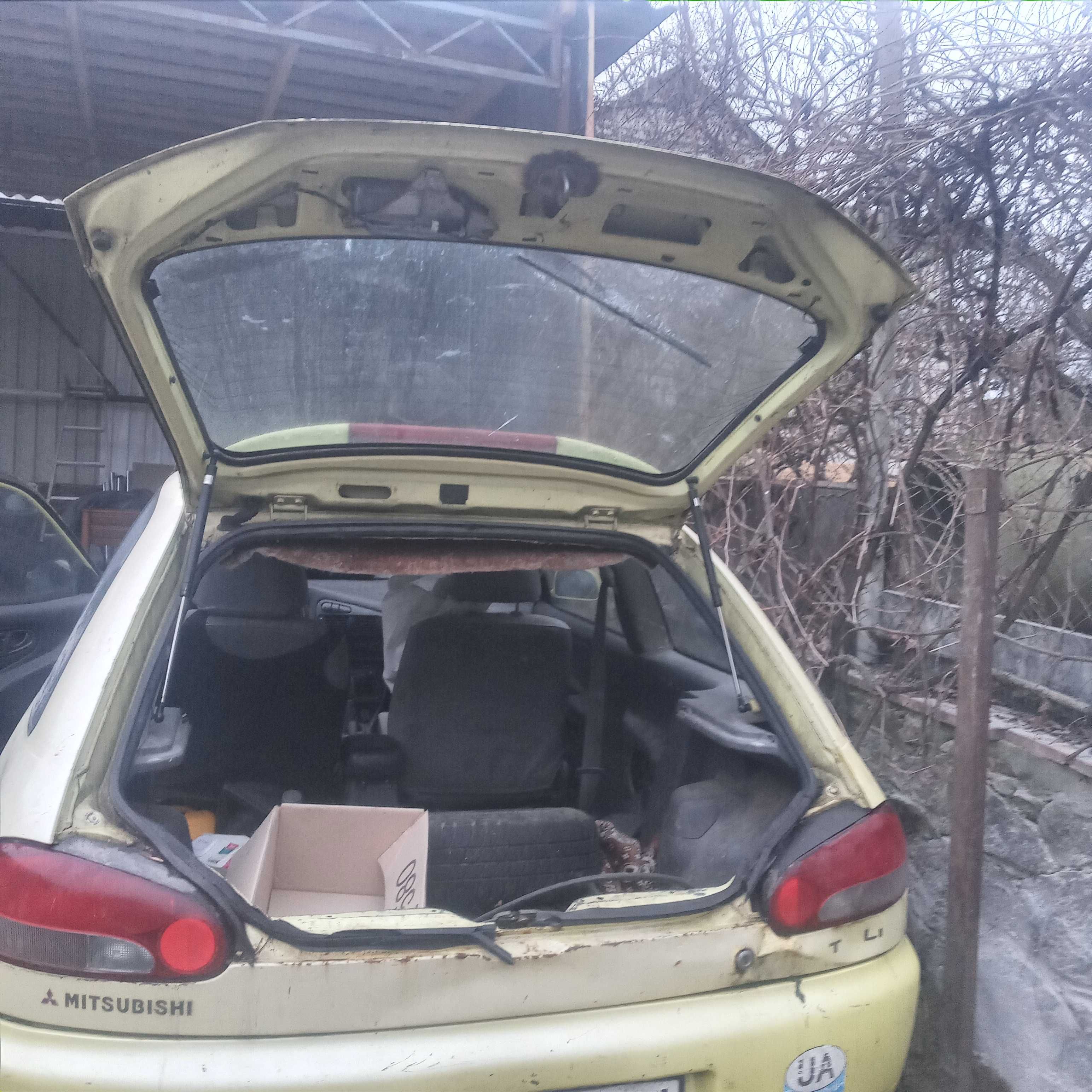 Автомобіль мітцубіші кольт