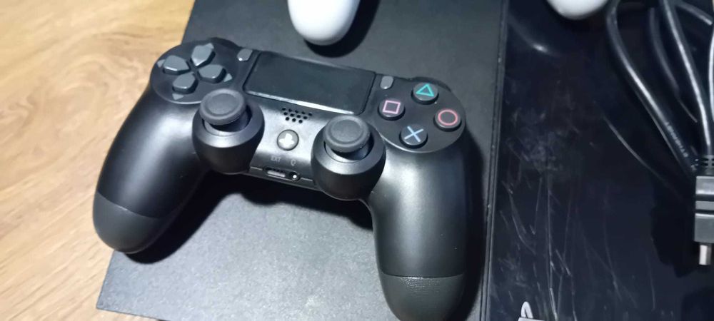 Konsola PS4 2 pady + gry