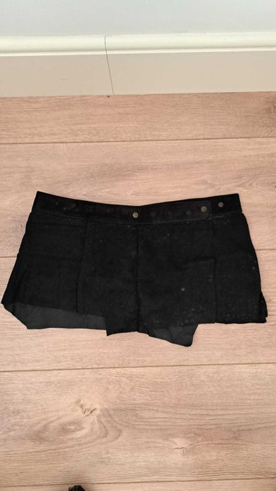 Saia curta preta em pele