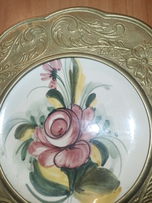 Prato em porcelana F S com monture em latão cinzelado