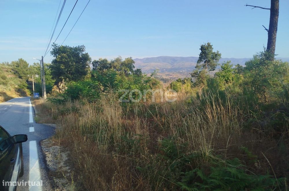 Terreno urbanizável, confinante c/ 2 arruamentos públicos pavimentos