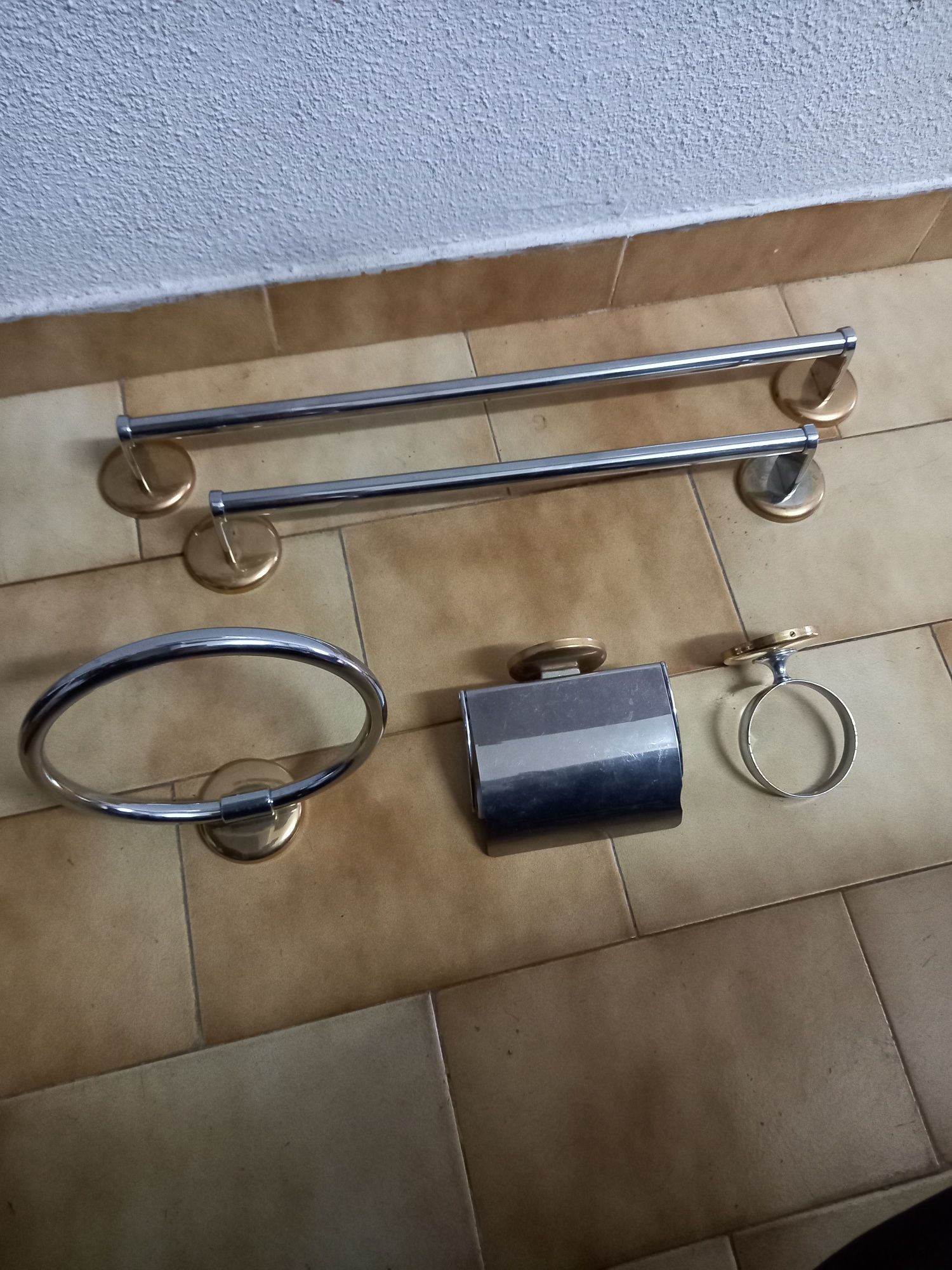 Vendo..utensílios para WC