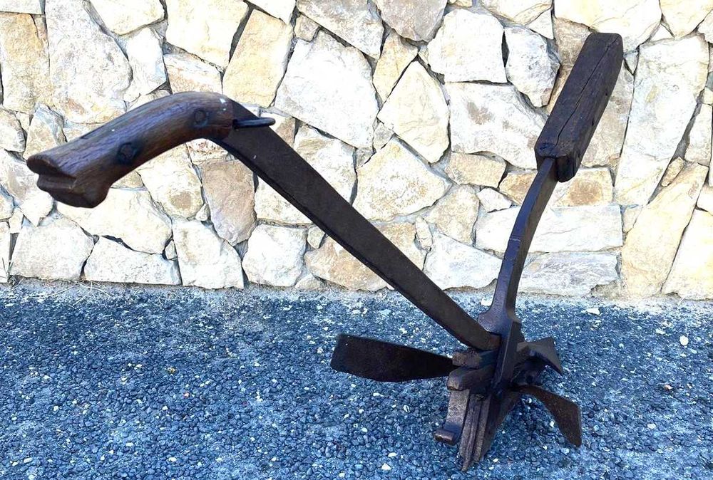 Charrua antiga em madeira e ferro, peça centenaria.