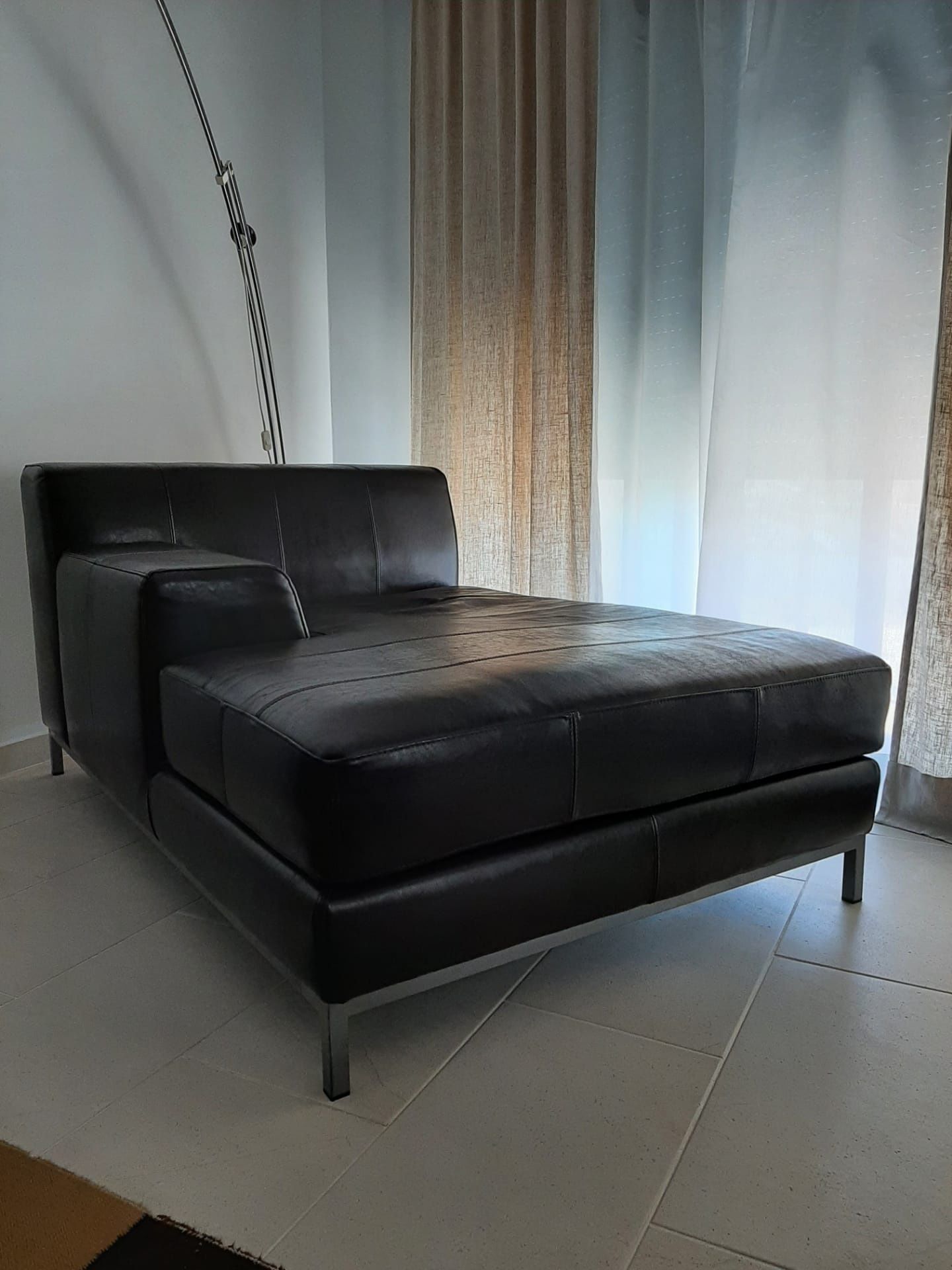 Sofá chaise-longue Ikea em pele preta