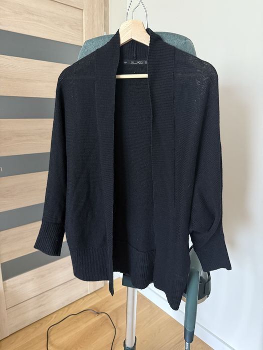 Czarny sweter narzutka Zara