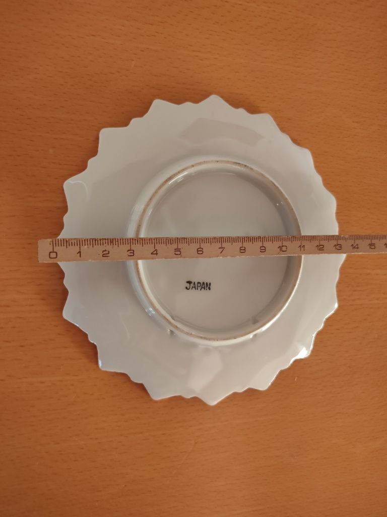 Conjunto de pratos em porcelana japonesa.