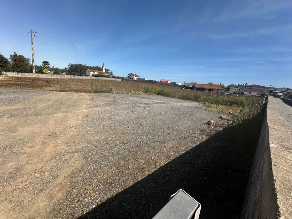 Aluga-se Estaleiro/ Terreno/ Espaço