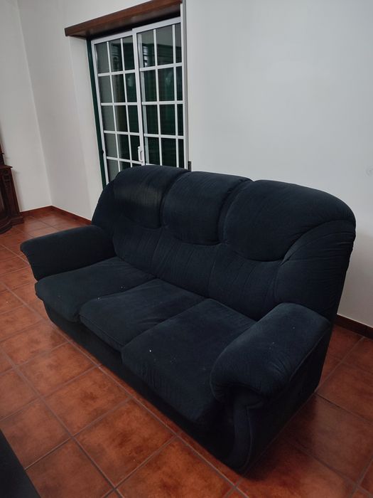 Sofás de veludo com almofadas