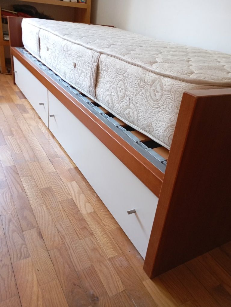 Cama solteiro com duas gavetas, estrado e colchão ortopédico