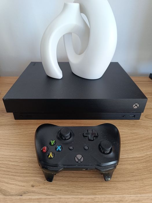 Xbox one x 1tb kontroler plus gry