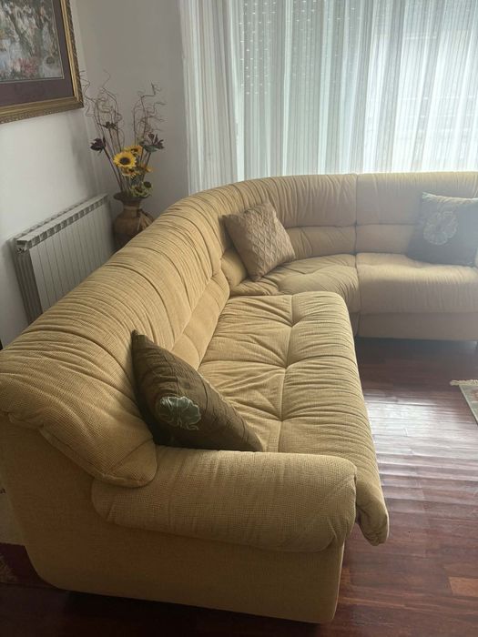 Sofá em L amarelo mostarda como novo