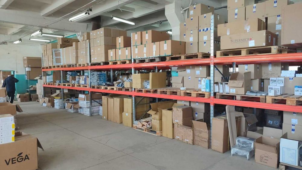 Палетні стелажі на склад. Консольні. Стелажі складські з полицями