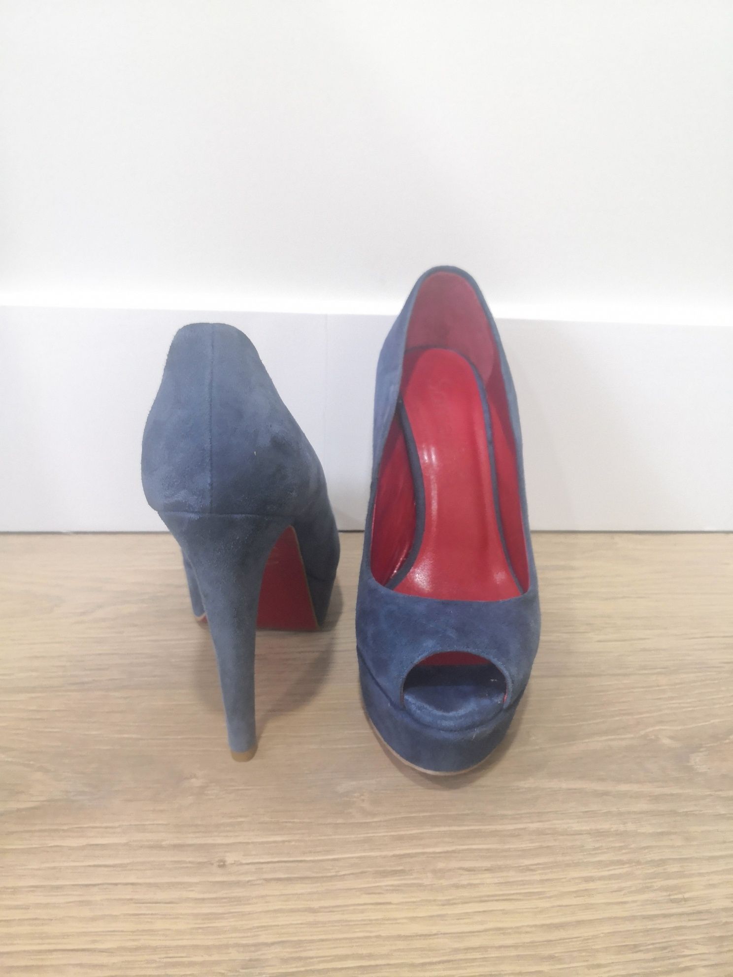 Stilettos de camurça azul com sola vermelha, da Samelli