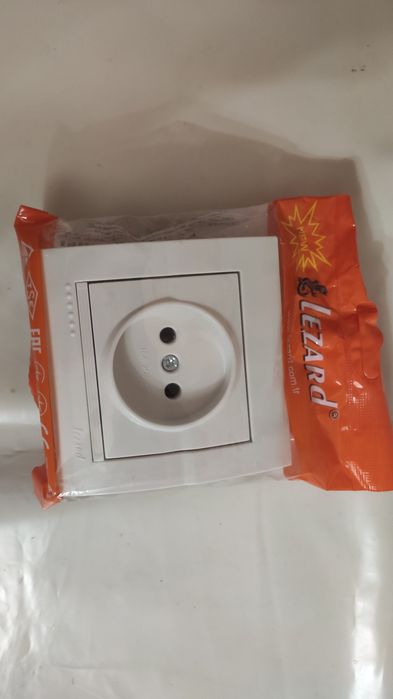 Розетка электрическая Lezard Deriy, белый цвет