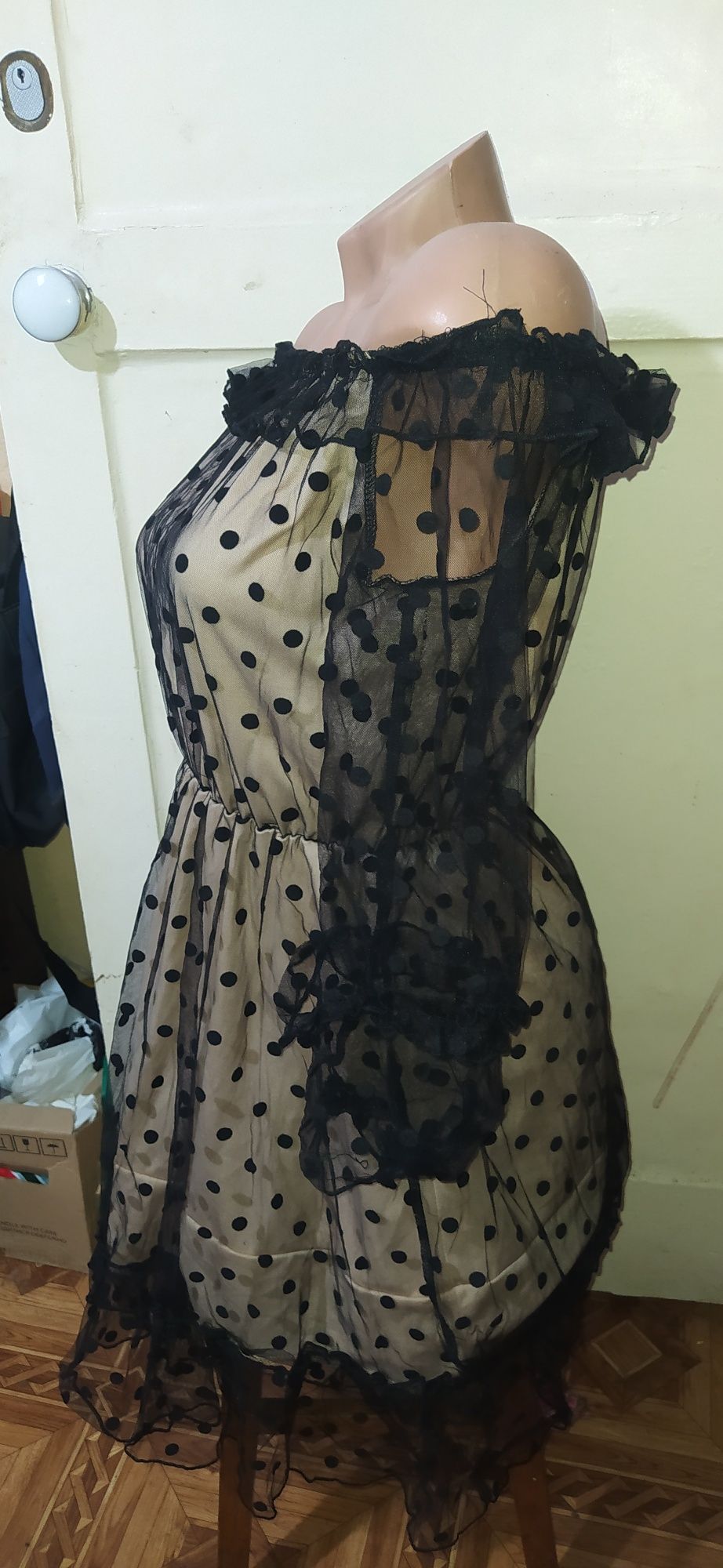 Платье с оборками с открытыми плечами в горошек