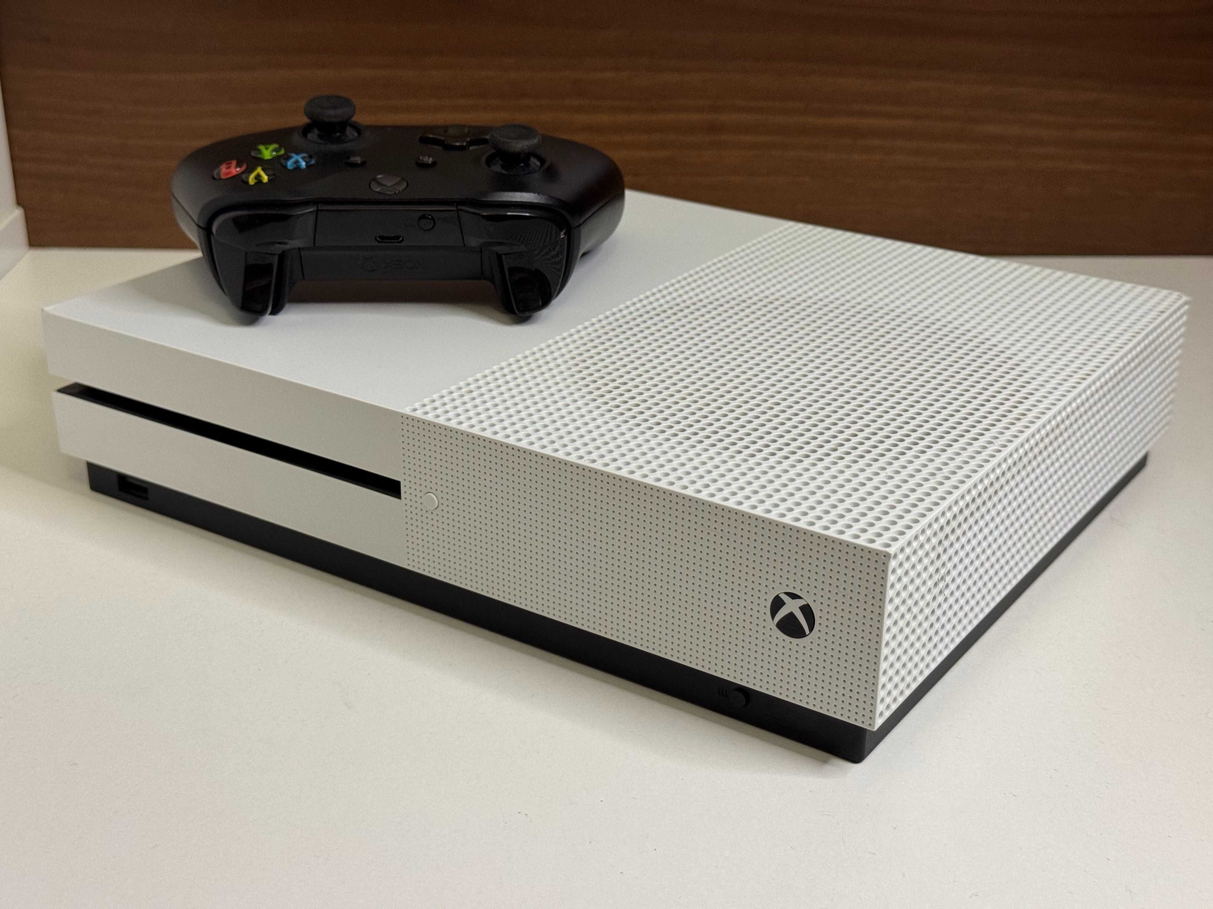 Konsola XBOX ONE S 1TB z Padem i Napędem
