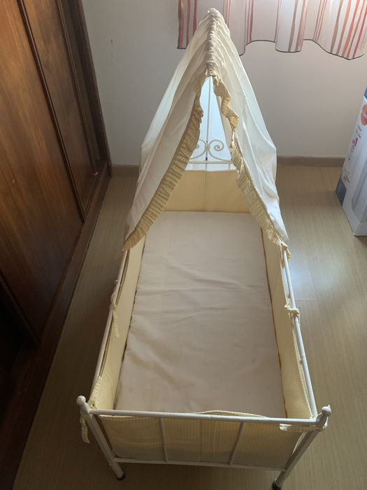 Berço antigo em ferro pintado