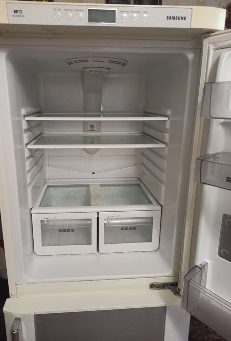 Продам рабочий холодильник SAMSUNG