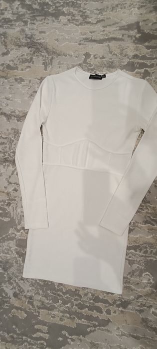 Сукня жіноча білого кольору.