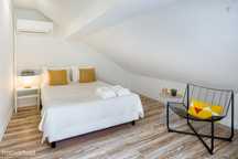 369052 - Quarto com cama de casal, com casa de...
