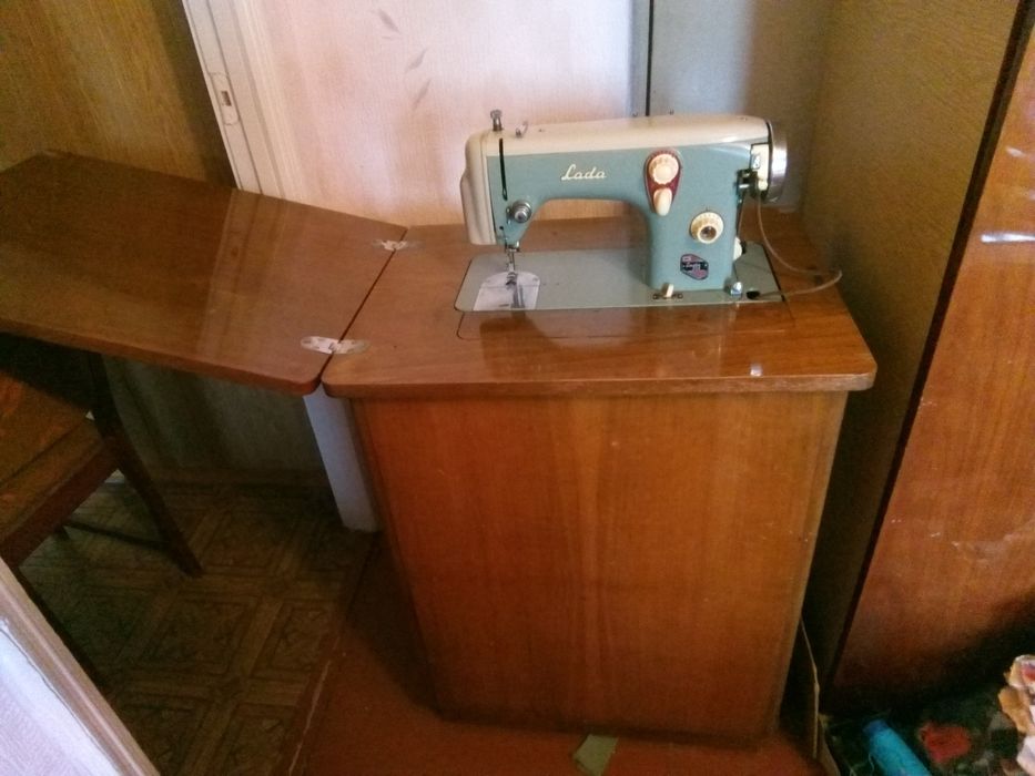 Продам швейну машинку "Лада"б/в