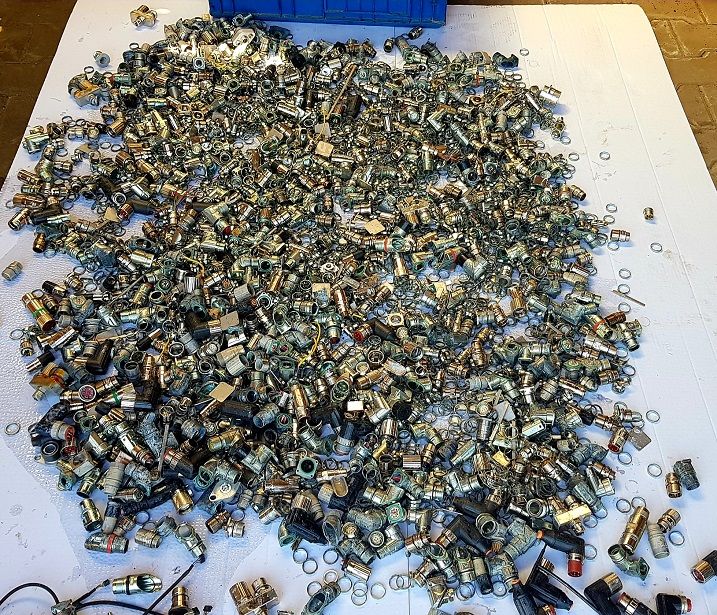 Wtyczki gniazda kable CNC automatyka przemysłowa 3000 szt 140kg