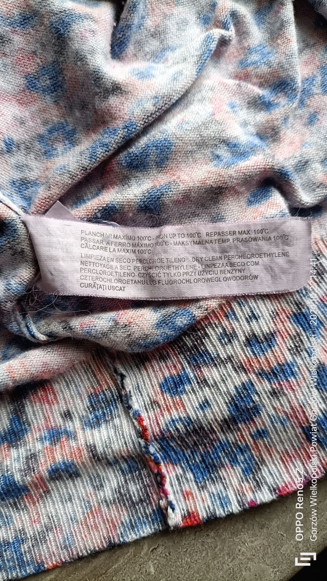Kolorowy sweterek w kwiaty z wiskozy i poliamidu.