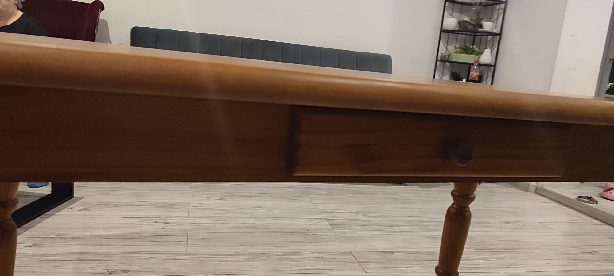 Piękny drewniany stół