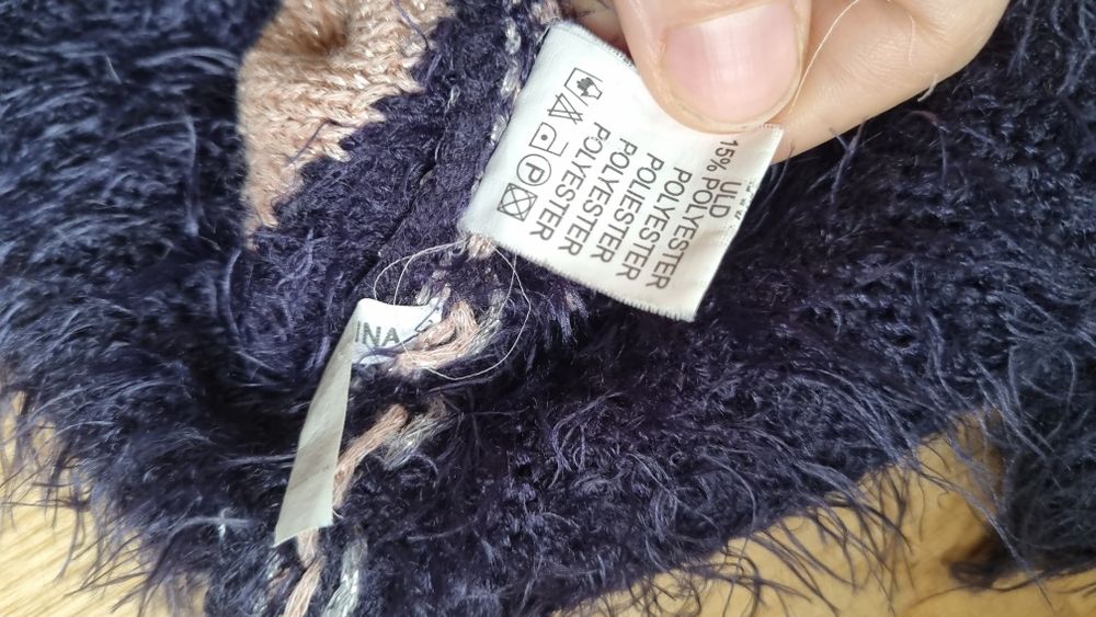 Milutki puchaty sweter z mieniącą nitką L