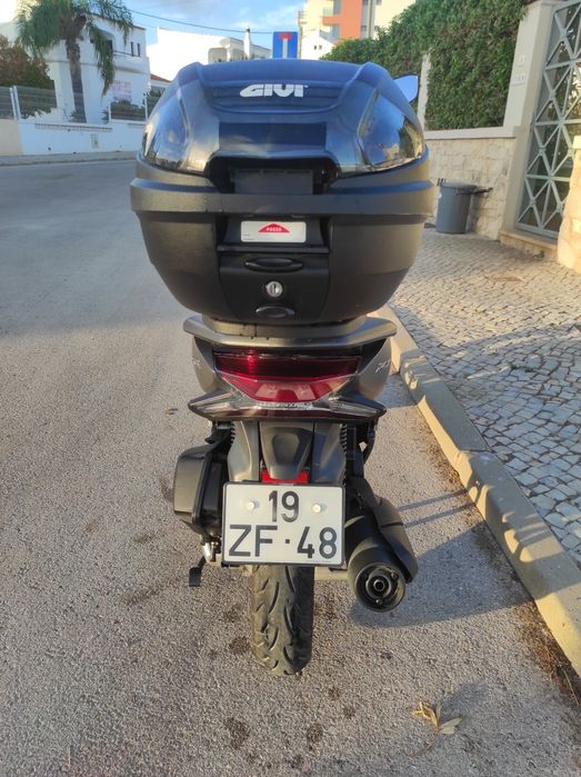 HONDA PCX 125 
HH10/2019 com 39500km 
Pneus novos 
Top case givi
Visei