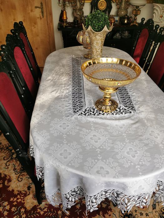 Stylowe, czarne meble do jadalni, bądź salonu