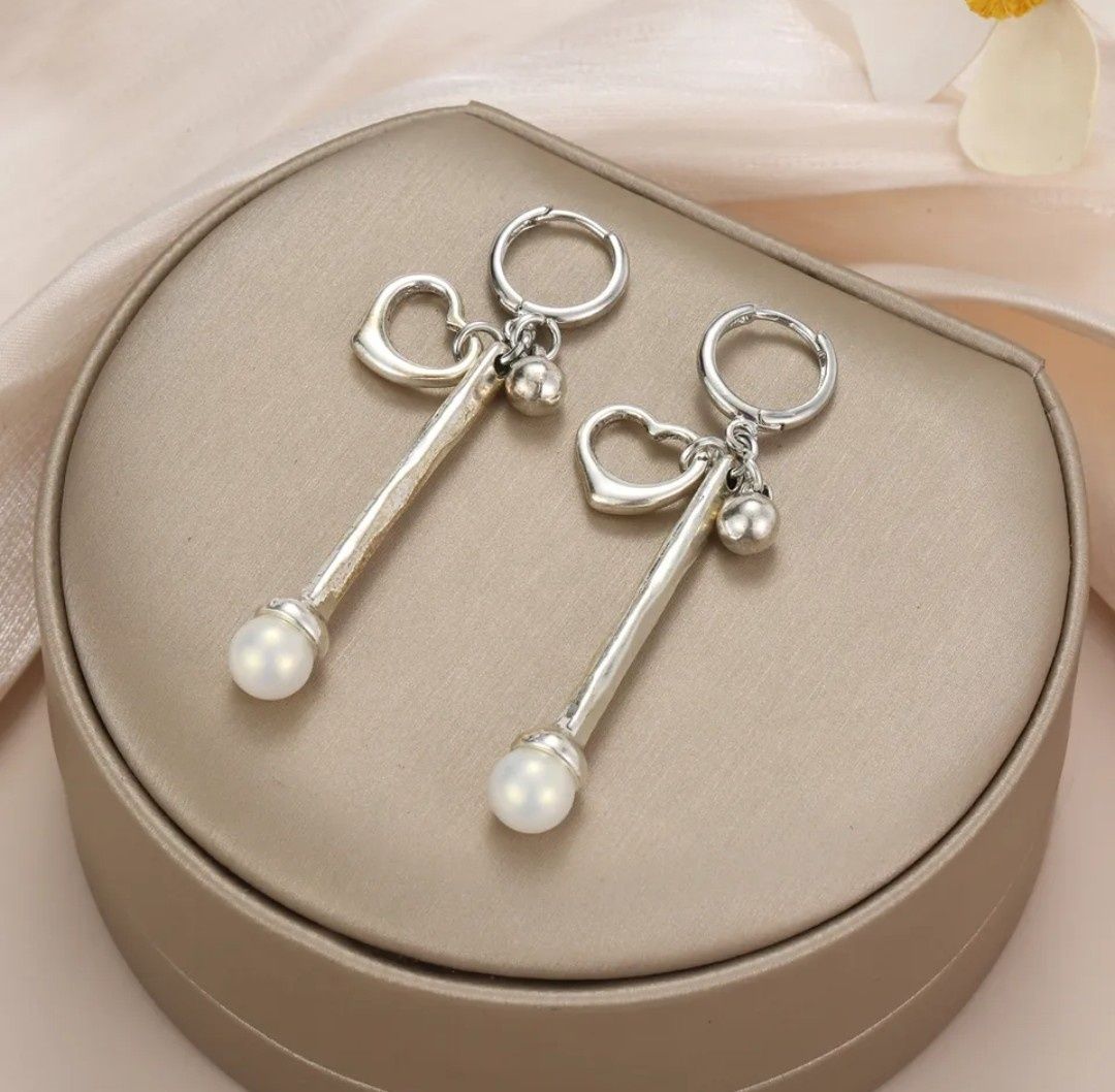 Prześliczne długie kolczyki z perełkami i serduszkiem kolor srebrny