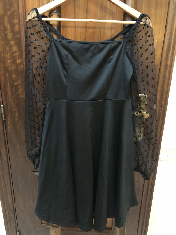 Vestido preto com mangas transparentes às bolinhas