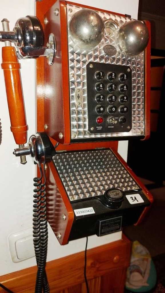 Stary telefon wiszący Spirit of Saint Louis