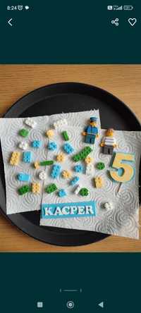 Klocki LEGO i ludziki z masy cukrowej dekoracja na tort