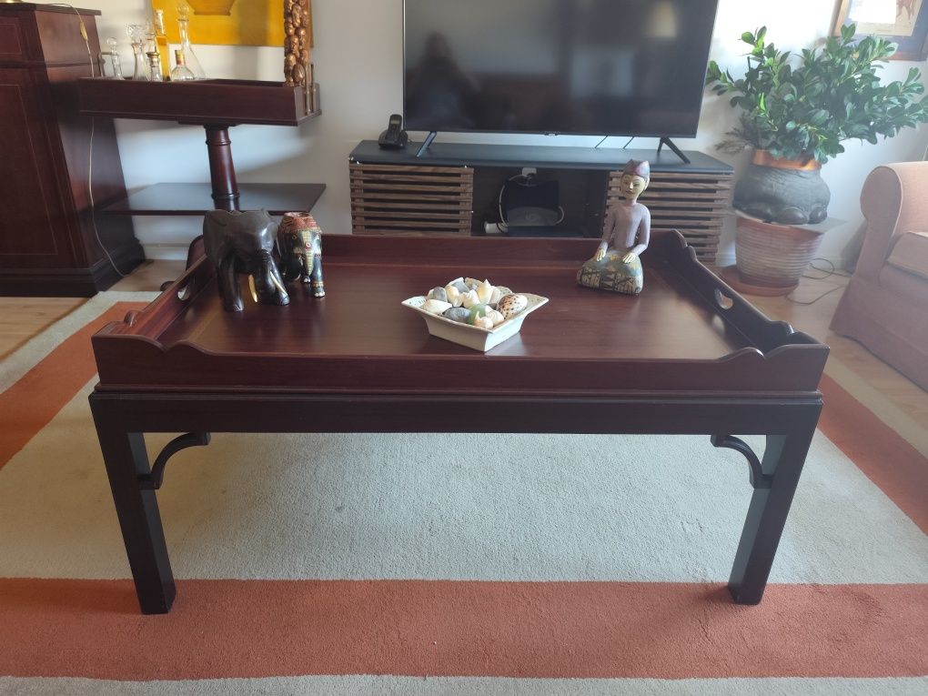 Mesa de centro de sala em madeira maciça