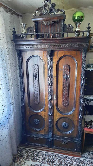 Антикварный, дубовый, резной шкаф