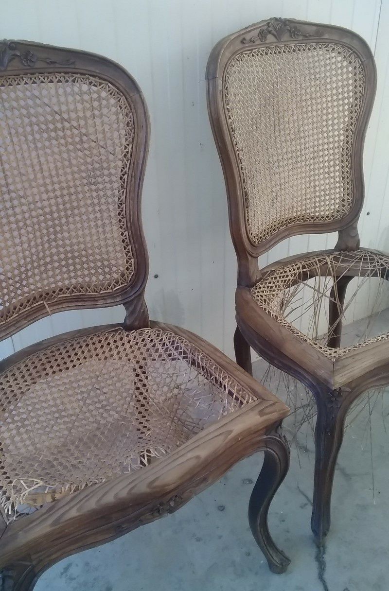 Cadeiras antigas com palhinha danificada
