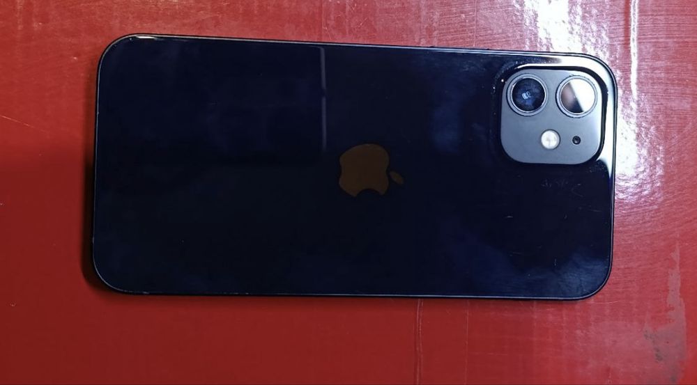 Продам айфон 12 64