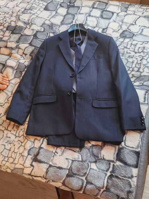 Do sprzedania garnitur dla chłopca na 152 cm + buty rozmiar 35.