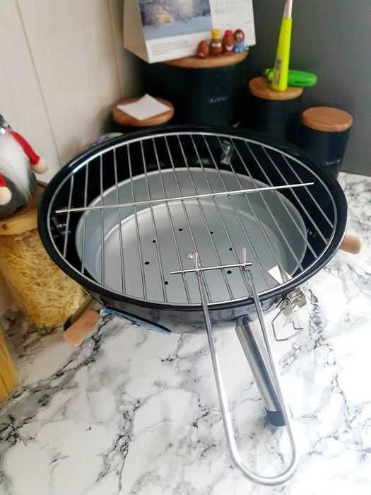 Grill z pokrywą i rusztem