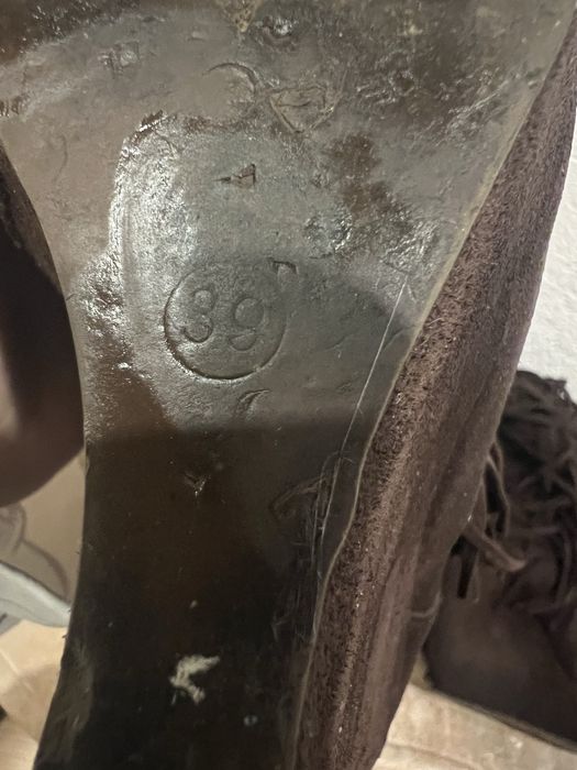 Botas de cano alto castanhas com franjas